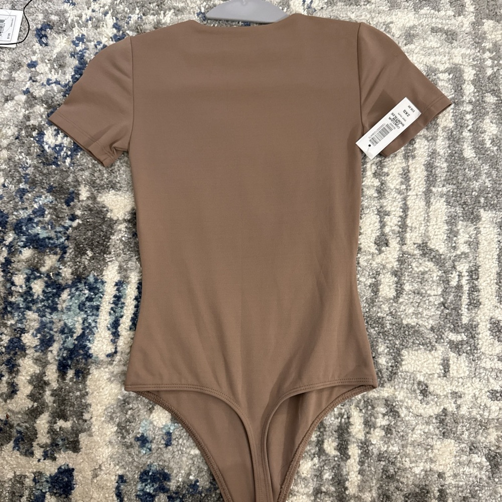 Aritzia Babaton contour bodysuit short sleeve NWT size xxs / 2xs